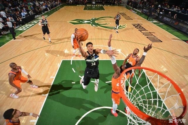 五大联赛本赛季最佳阵容 莱万搭档萨拉赫冲锋陷阵